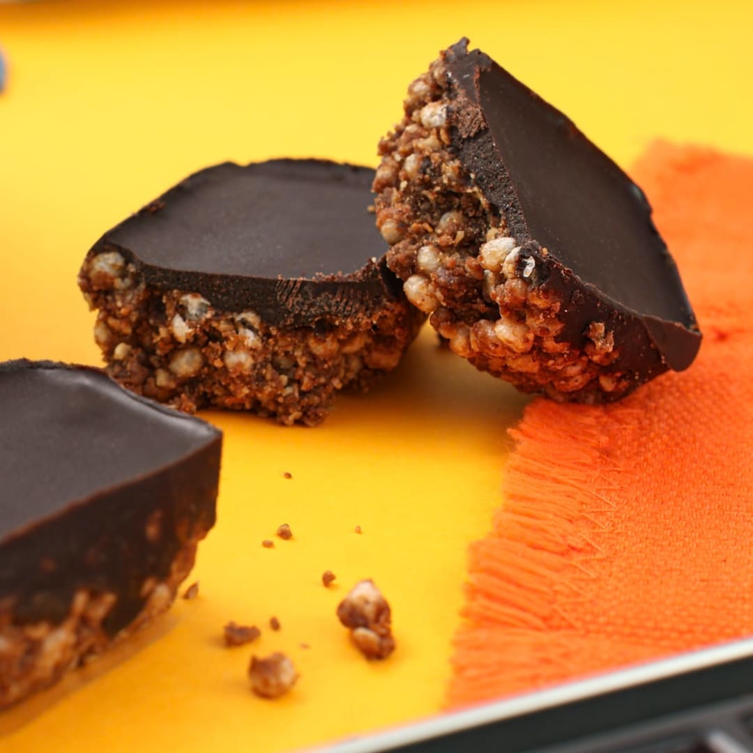 Alfajores NutriKids con cobertura de chocolate sobre fondo verde